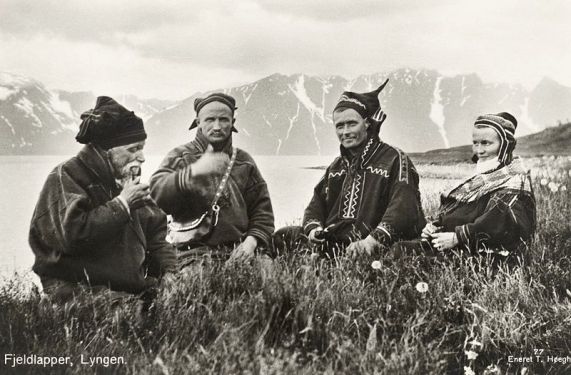 800px-1928_Lyngen_Troms_Norway_group_Mountain_Sami_people_Photo_pcard