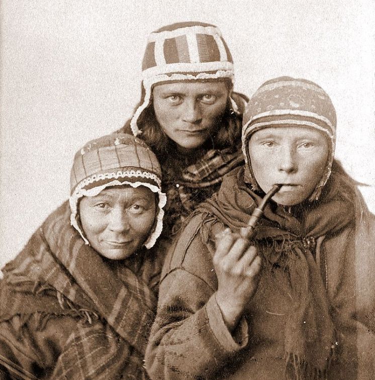 800px-Three_Sámi_Lapp_women,_c1890s